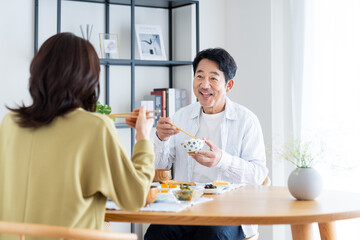 朝食を食べるミドルの夫婦