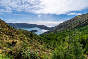 Pico da Barrosa, Miradouro da Lagoa do Fogo, São Miguel, Azoren: Panoramablick auf den Lagoa do Fogo und das Meer im Hintergrund. Ein beeindruckender Kratersee mit vielen Aussichtspunkten.