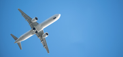 Ein weißes Passagier Flugzeug  A321 nach dem Start, Räder im Einfahren, Fahrwerksklappen...