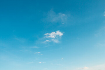 Obraz premium White cloud in bright blue sky. Natural picturesque background