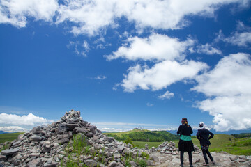Fototapeta premium 空と雲に近い美ヶ原山頂と登山者2