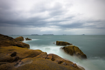 Pose longue sur la mer en Bretagne © aquaphoto