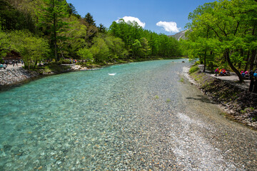 新緑の上高地の梓川と穂高連峰の絶景4