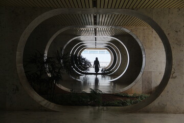 silhuata de mulher entre pilotis de prédio residencial em brasilia