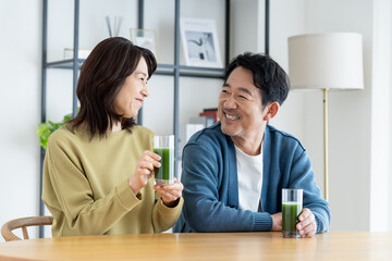 青汁を飲むミドルの夫婦