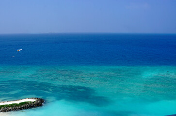  Sunny tropical beach paradise on the Maledives