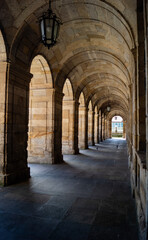 Soportales con arcos de medio punto y arcadas adinteladas