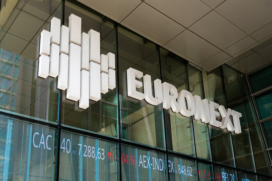 Courbevoie, France - 16 avril 2025: Enseigne, logo et cotations boursi&egrave;res sur l'immeuble Euronext dans le quartier de Paris La D&eacute;fense. Euronext est la principale place boursi&egrave;re de la zone euro