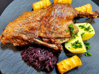 Geröstete Ente mit Kräutern und Gewürzen