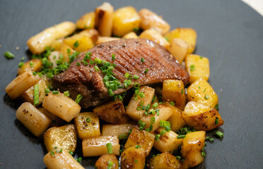 Geröstete Ente mit Kräutern und Gewürzen