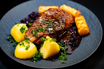 Geröstete Ente mit Kräutern und Gewürzen