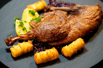 Geröstete Ente mit Kräutern und Gewürzen