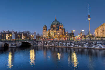 Obraz premium The imposing cathedral and the famous TV Tower of Berlin at dusk