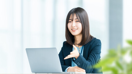 笑顔で対話をする女性・ビジネスウーマン