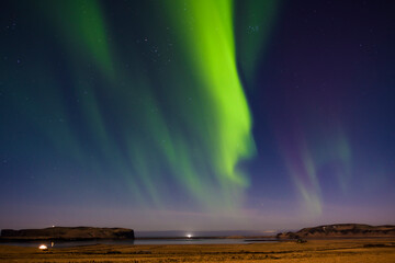 Aurora Borealis nad czarną plażą Reynisfjara 2025 © Krzysiek Cegiełka