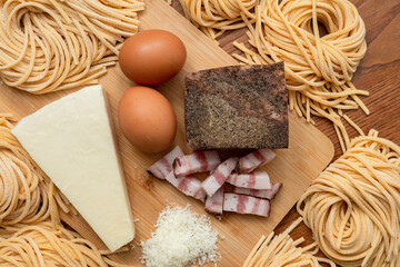 Ingredientes del tradicional plato de pasta italiana a la carbonara