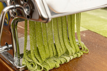 Tallarines de espinacas frescos, elaborados de manera artesanal con maquina laminadora y cortadora