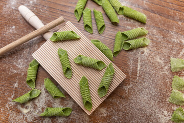 Pasta fresca italiana tradicional , garganelli hechos a mano con sus utensilios
