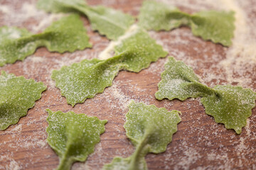 Farfalle de espinacas hecho a mano en obrador artesanal y tradicional