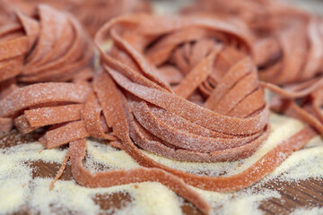 Fettuccine frescos con masa al pimiento rojo elaboraci&oacute;n artesanal