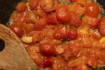 Elaboración de salsa de tomate y albahaca