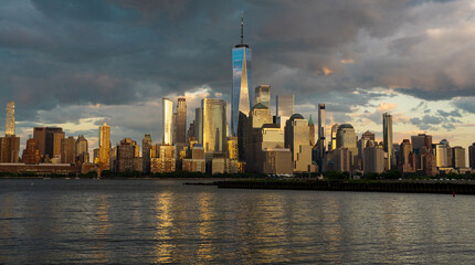 Obraz premium NYC skyline with skyscrapers. Panorama of Manhattan and Brooklyn. New York City skyline with Hudson River views. Downtown NYC. New York from waterfront skyline. Financial District skyline of New York.