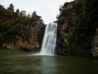 Obraz premium Silky smooth long exposure shot of Hunua Falls, Wairoa River waterfall in Hunua Ranges Regional Park Auckland Region North Island New Zealand