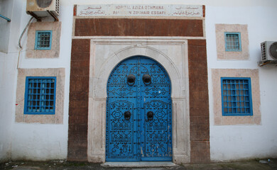 Puerta del Hospital Aziza Othamana, T&uacute;nez