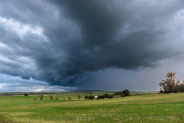 Obraz premium Paesaggio di campagna con temporale minaccioso in avvicinamento 