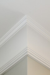 Obraz premium A white ceiling corner with decorative crown molding