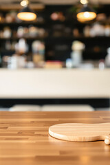 Obraz premium round wooden cutting board on table in coffee shop setting
