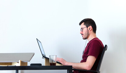 Trabajador remoto. Agente de operaciones y soporte técnico. Espacio para copiar y fondo blanco. 