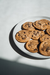 Cookies maison – biscuits aux pépites de chocolat sur assiette blanche