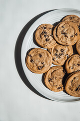 Cookies maison – biscuits aux pépites de chocolat sur assiette blanche