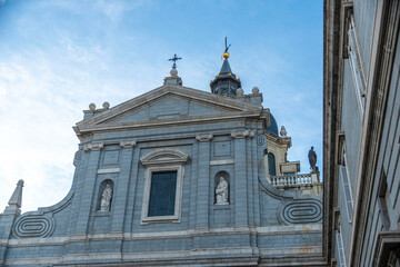 Fototapeta premium There is a large building that features a prominent clock tower on top of it