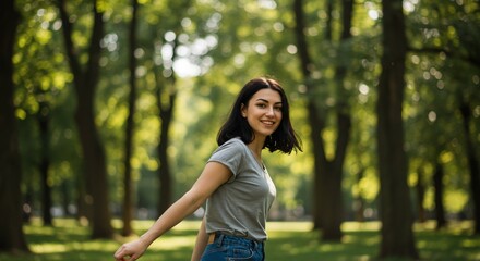 Naklejka premium Smiling woman in a park, enjoying a peaceful moment in nature.