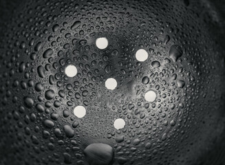 Kondenswasser auf Metalloberfläche