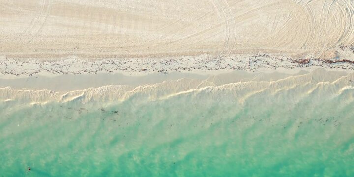 Hermosa toma a&eacute;rea cenital de una playa con arena blanca, agua azul turquesa, vista superior de una playa paradis&iacute;aca con un drone