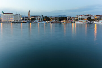 Fototapeta premium Scenic Waterfront View of Split With Historical Architecture and Mountain Backdrop