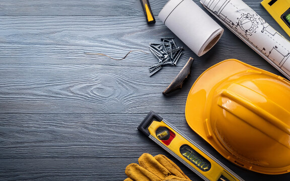 vista superior de articulos insumos construccion ingenieria con casco, martillo, clavos, cinta, metro con espacio negativo para escribir