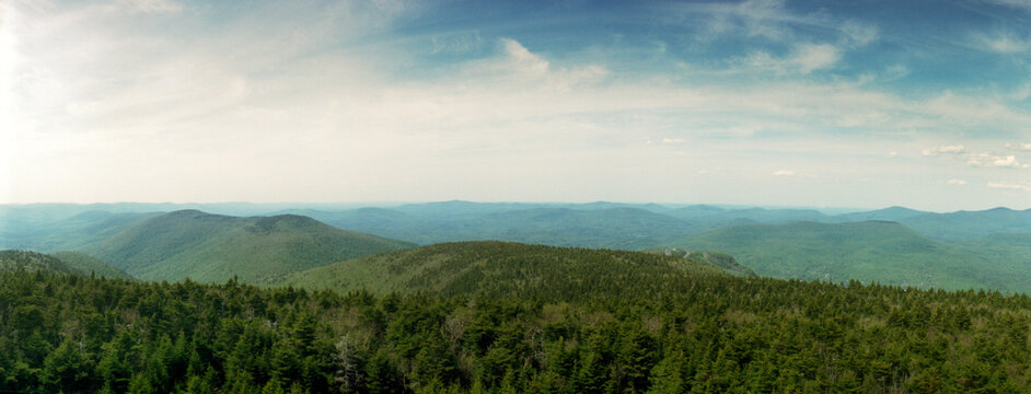 Elevated panoramic view of the Mount Beacon and Breakneck Ridge, Hudson River, New York State, USA.