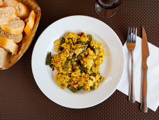 Delicate omelet with chicken and spicy ham. Continental breakfast is complemented by crispy baguette.