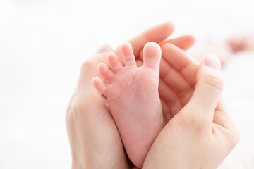 赤ちゃんの足　お母さん手