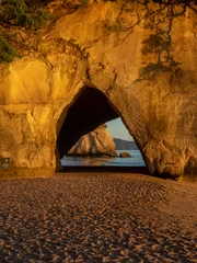 Selbstklebende Fototapeten Sunrise in Cathedral Cove, New Zealand © Martin