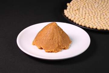 皿に盛った味噌と大豆