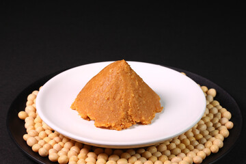 皿に盛った味噌と大豆