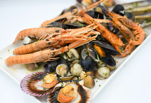 Plato de mariscos a la parrilla compuesto por almejas, camarones, cangrejos, mejillones, vieiras, navajas y langosta.