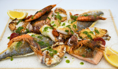 Pescados y mariscos a la plancha de excelente calidad