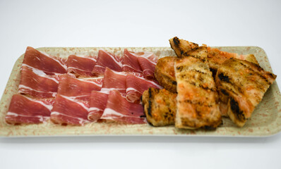 Plato de tapas españolas con jamón serrano y crutones