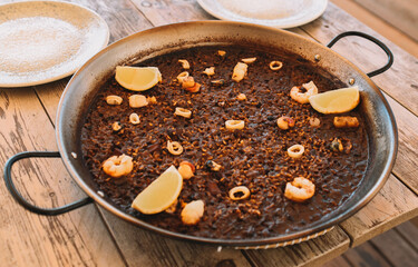 Paella de marisco en sartén